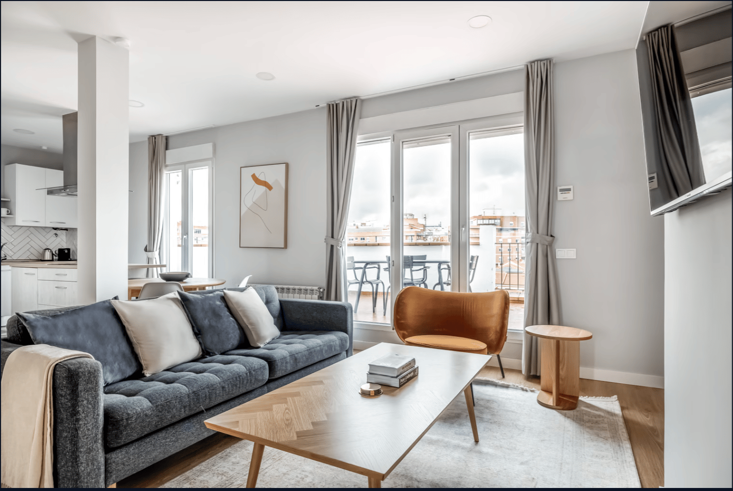 Av. de los Toreros Apartment