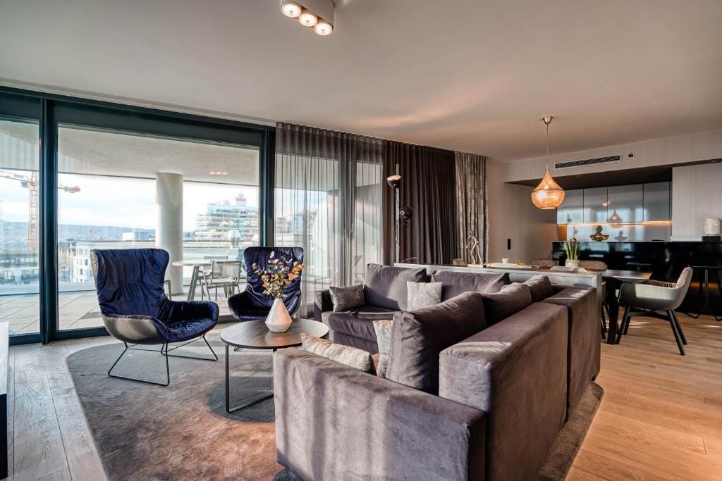 METROPOLITAN SUITES