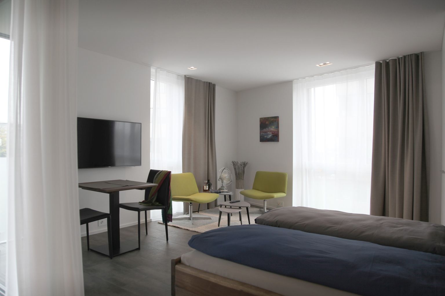 Bright Studio with Loggia and Generous Space - image 5