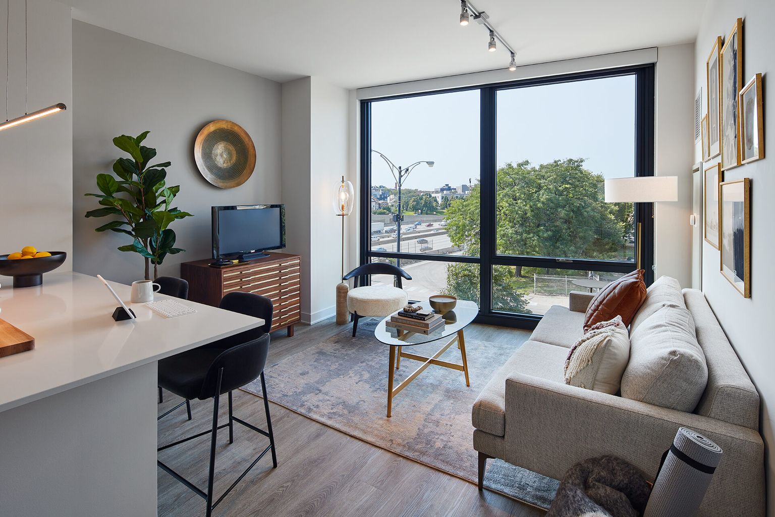 Jr 1 bedroom - image 3