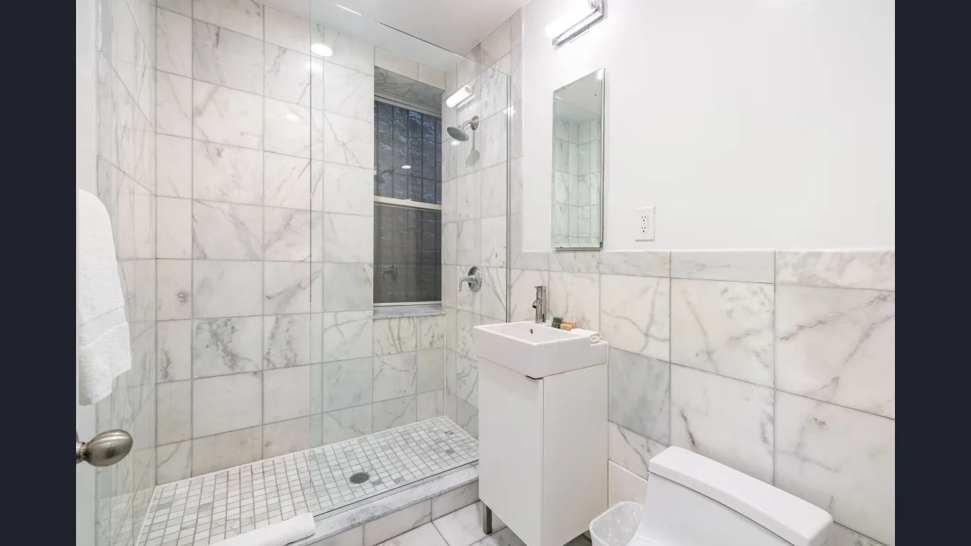 Studio Apartment - image 3