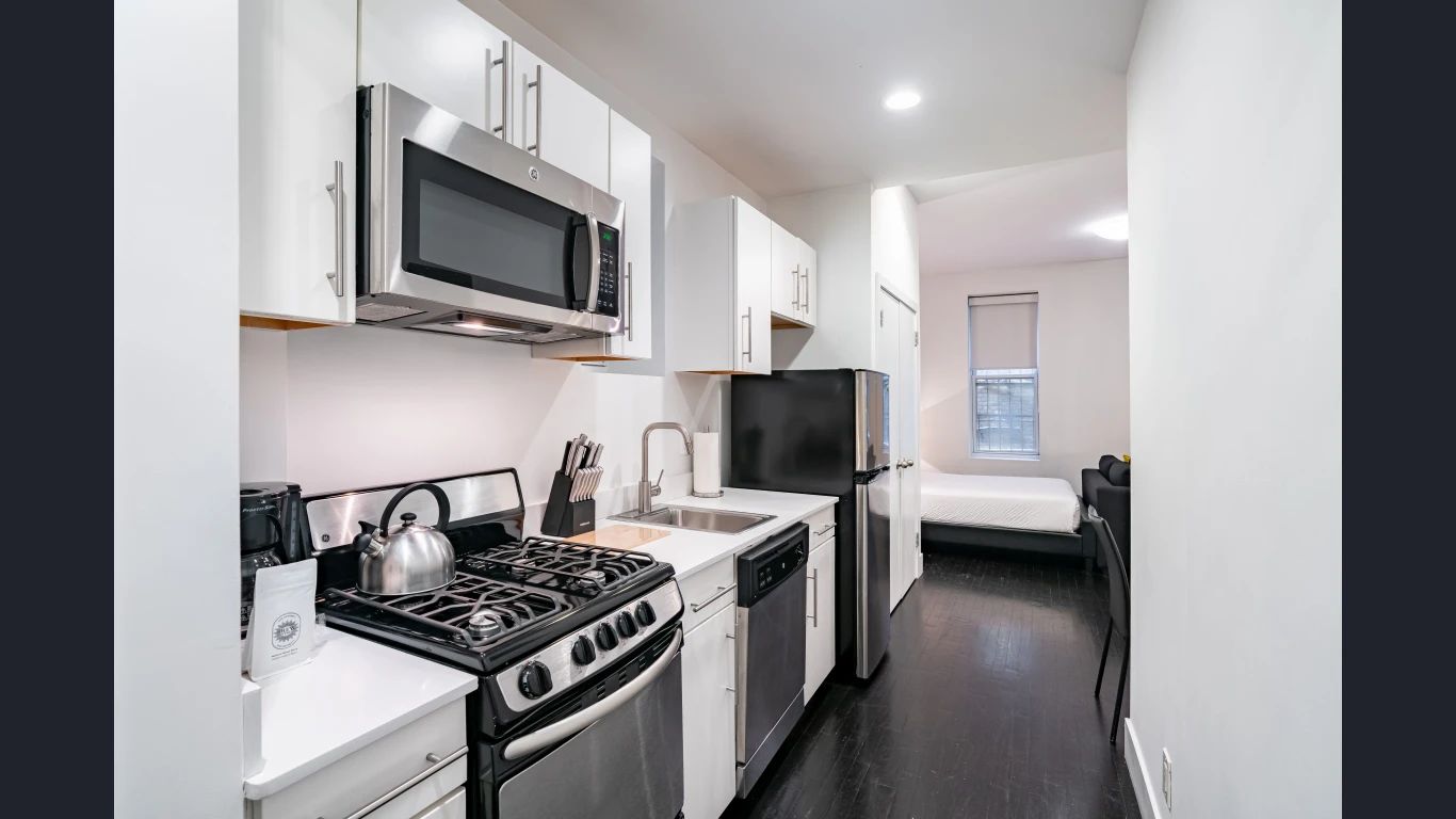 Studio Apartment - image 5