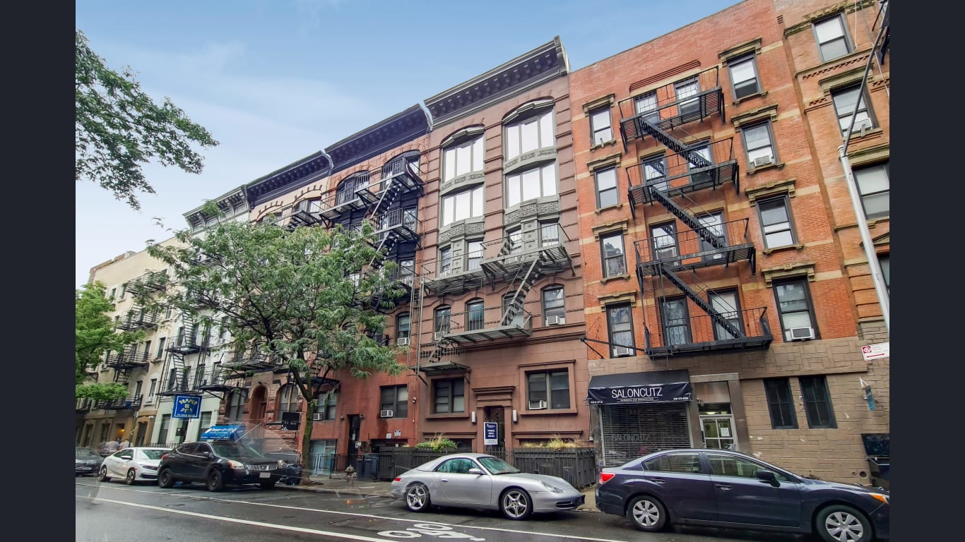 Studio Apartment - image 1