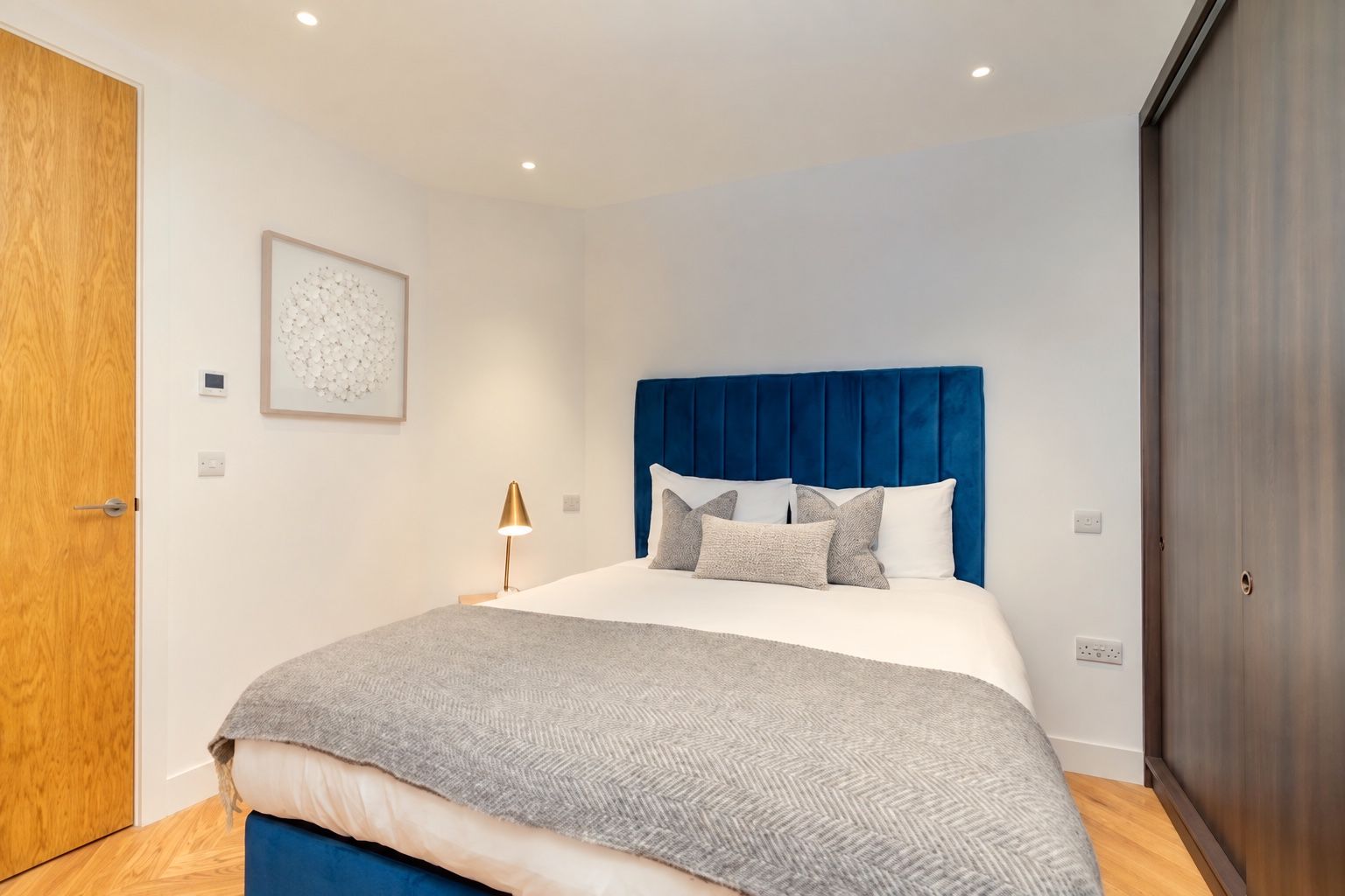 One-Bedroom Apartment - image 5