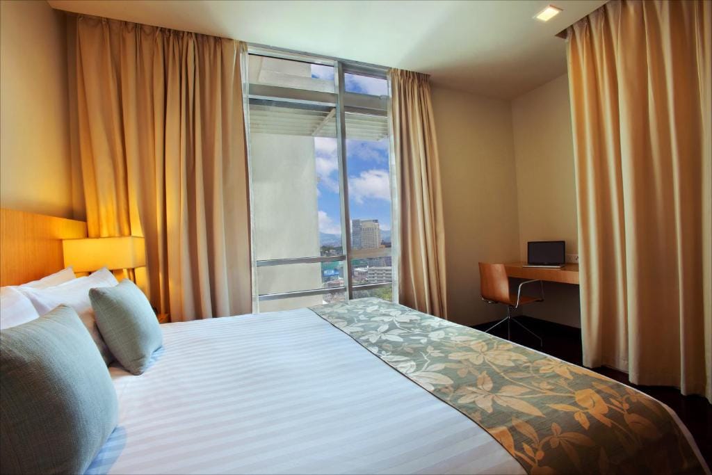 One Bedroom Premier Suite - image 4