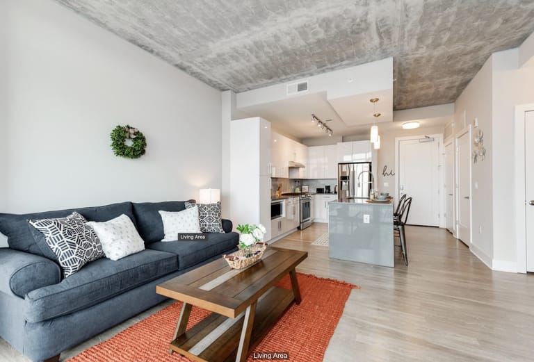 Pelican Apartments - image 1