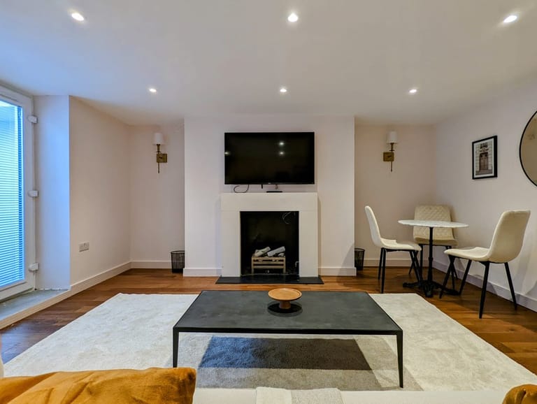 Blenheim Apartments - image 1