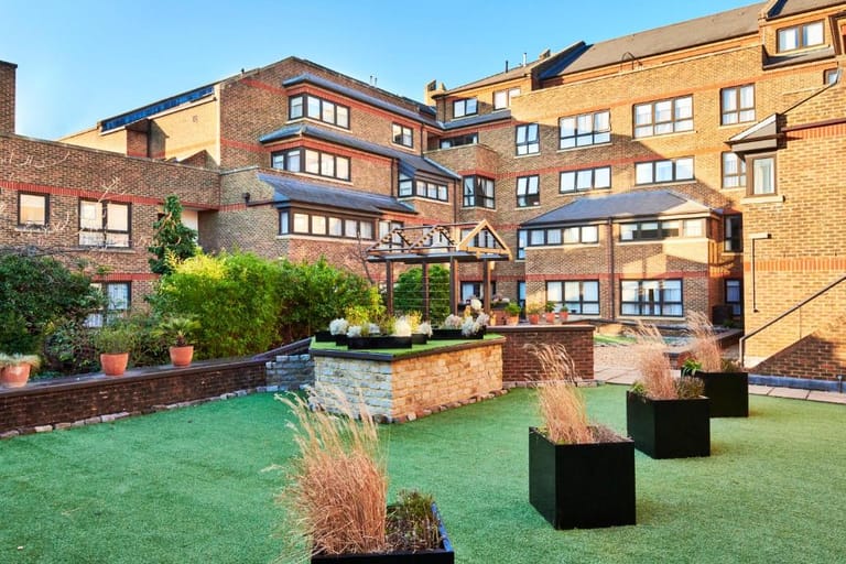 Monarch House Apartments - image 1