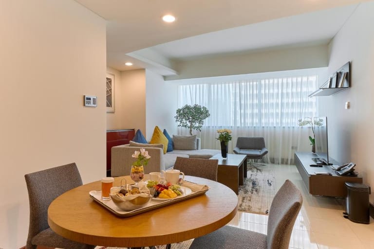Jumeirah Residence detail view 1