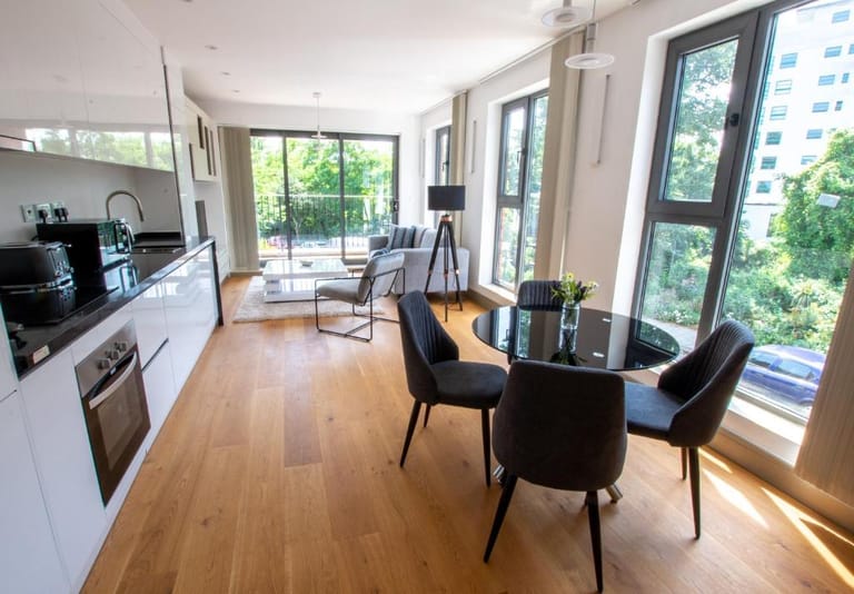 Kew Apartments - image 1