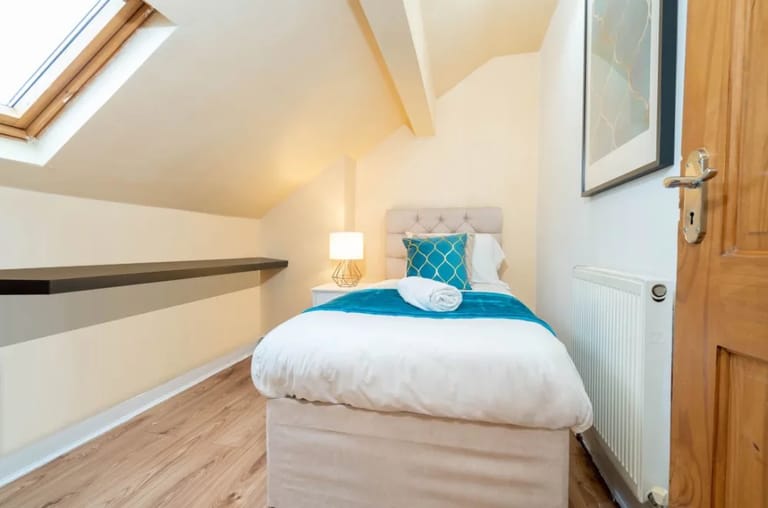 Stylish 7 Bedroom House Birmingham - image 1