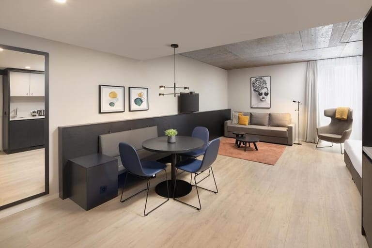 Hotel & Suites Zurich - image 1