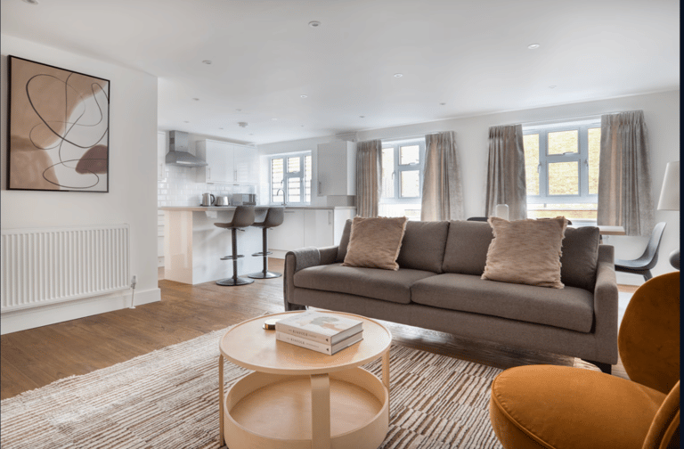 Edgware Rd 3 Bedroom - image 1