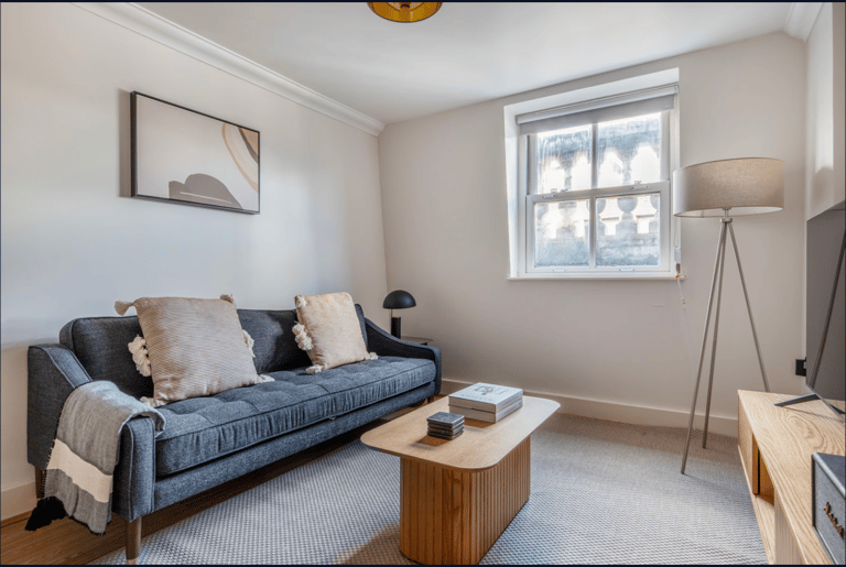 Earls Court Apartment - image 1
