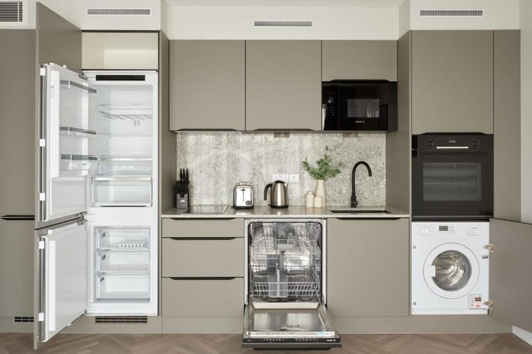 Commercial Road Apartments - image 1