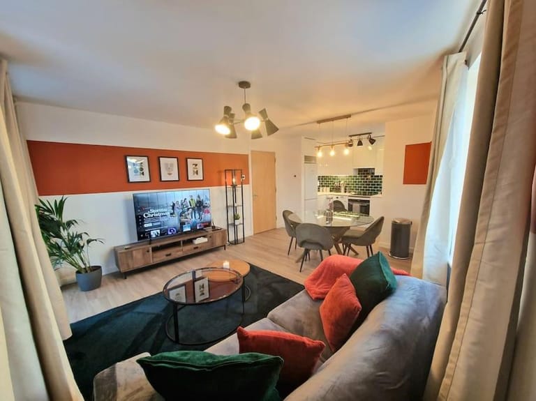 Station Apartments - image 1