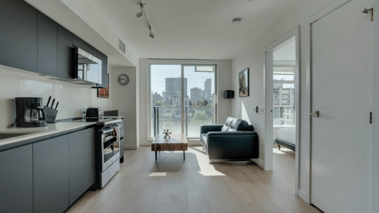 Zephyr Apartments - image 1