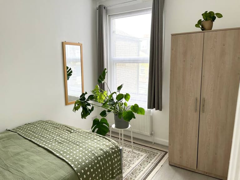 The Tottenham 6 Bedroom House - image 1