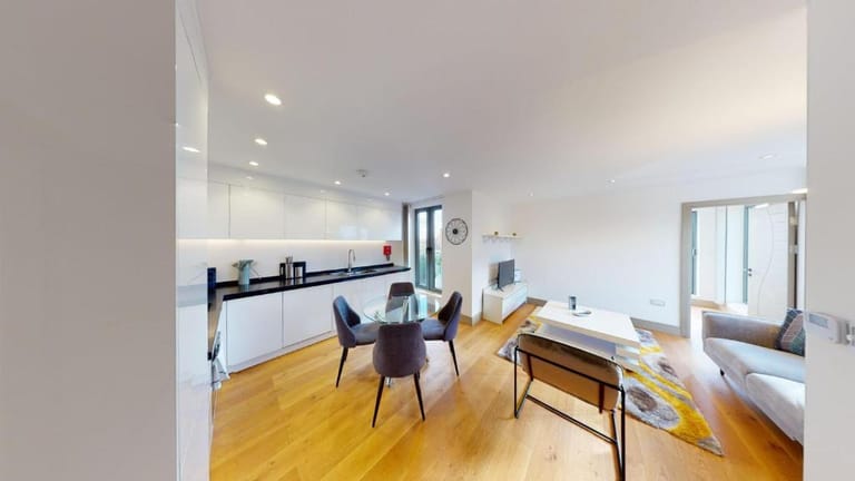 Kew Bridge Apartments - image 1