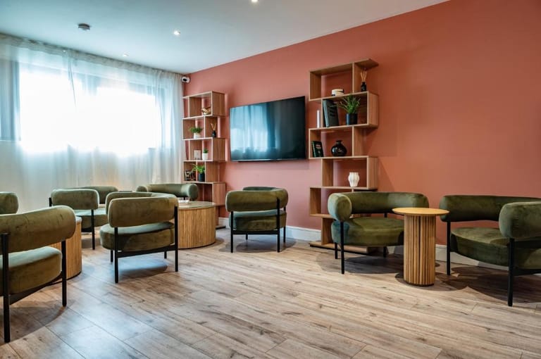 Brentford Apartments - image 1