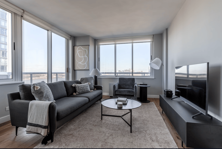 Riverbank Apartment - image 1