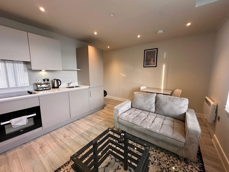 Bracknell Centre Apartment - image 1