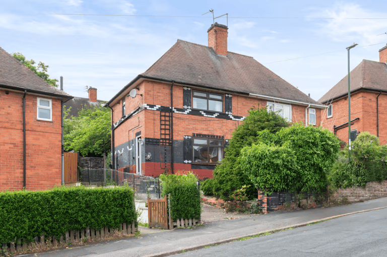 Ipswich Circus 2 Bedroom House - image 1