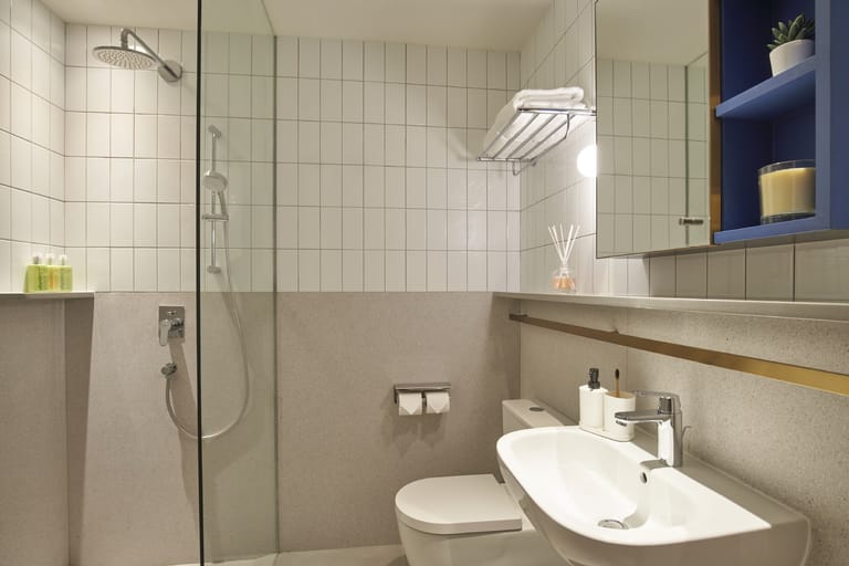 Raffles Place Apartments - image 1
