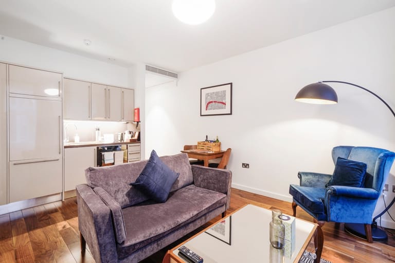 Lovat House Apartments - image 1