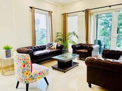 DLF Cyber City Apartments - image 1