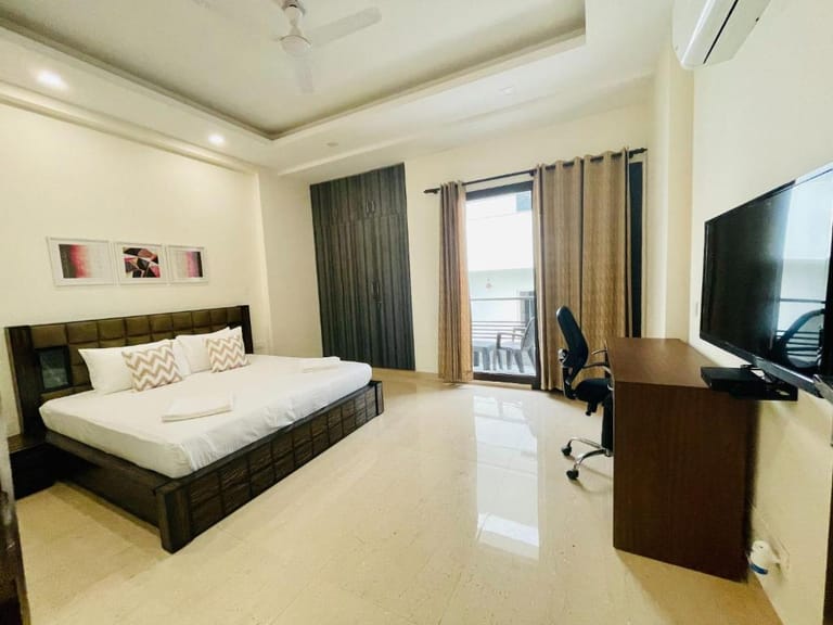 DLF Cyber City Apartments detail view 4