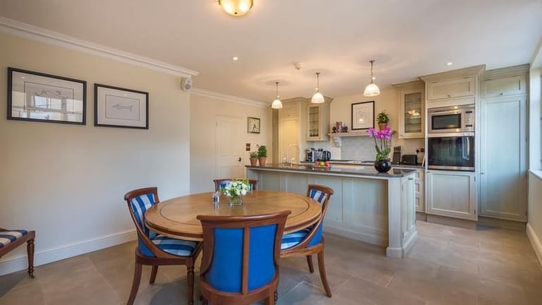 Warwick Apartments - image 1