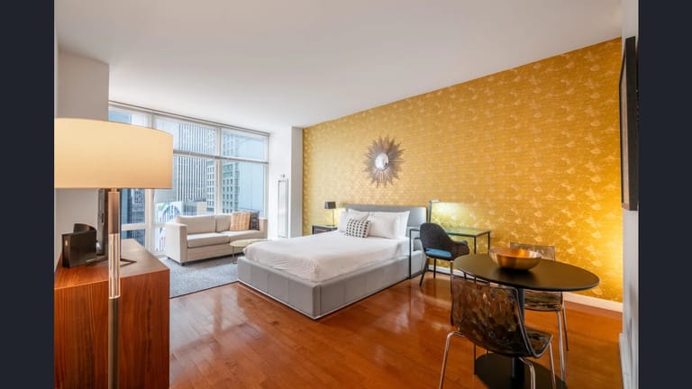 Broadway Apartment - image 1