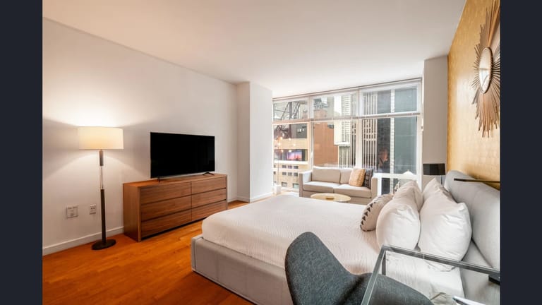 Broadway Apartment detail view 1