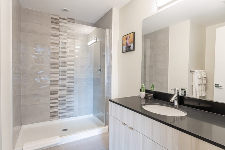 Icon Bay Apartments - image 1