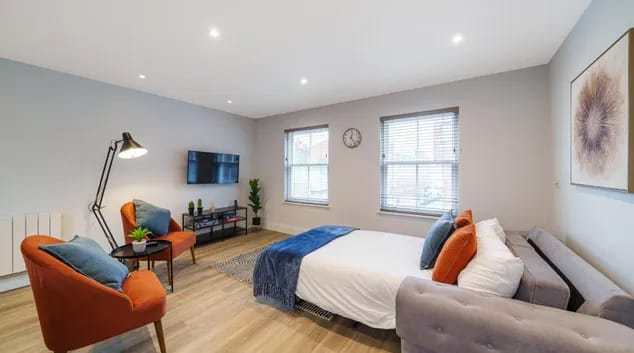 Russel Street Apt - image 1