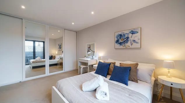 Russel Street Apt detail view 2