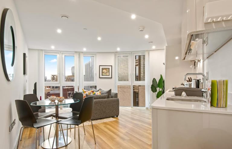 Aldgate Apartments - image 1