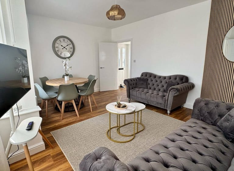 Three-Bedroom Home in Filton - image 1