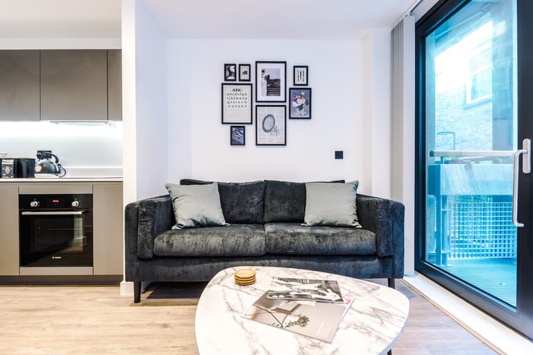 Piccadilly Apartments - image 1