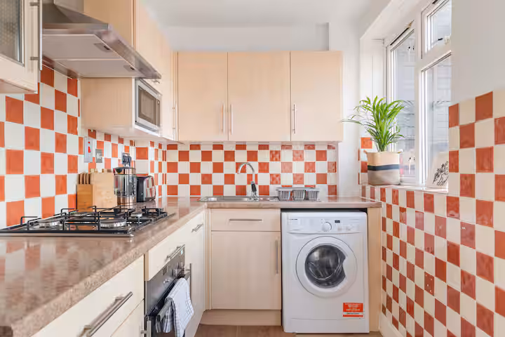 Dagenham 4 bedroom Cosy House detail view 4