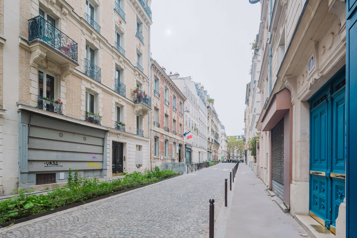 Rue de Clignancourt detail view 1