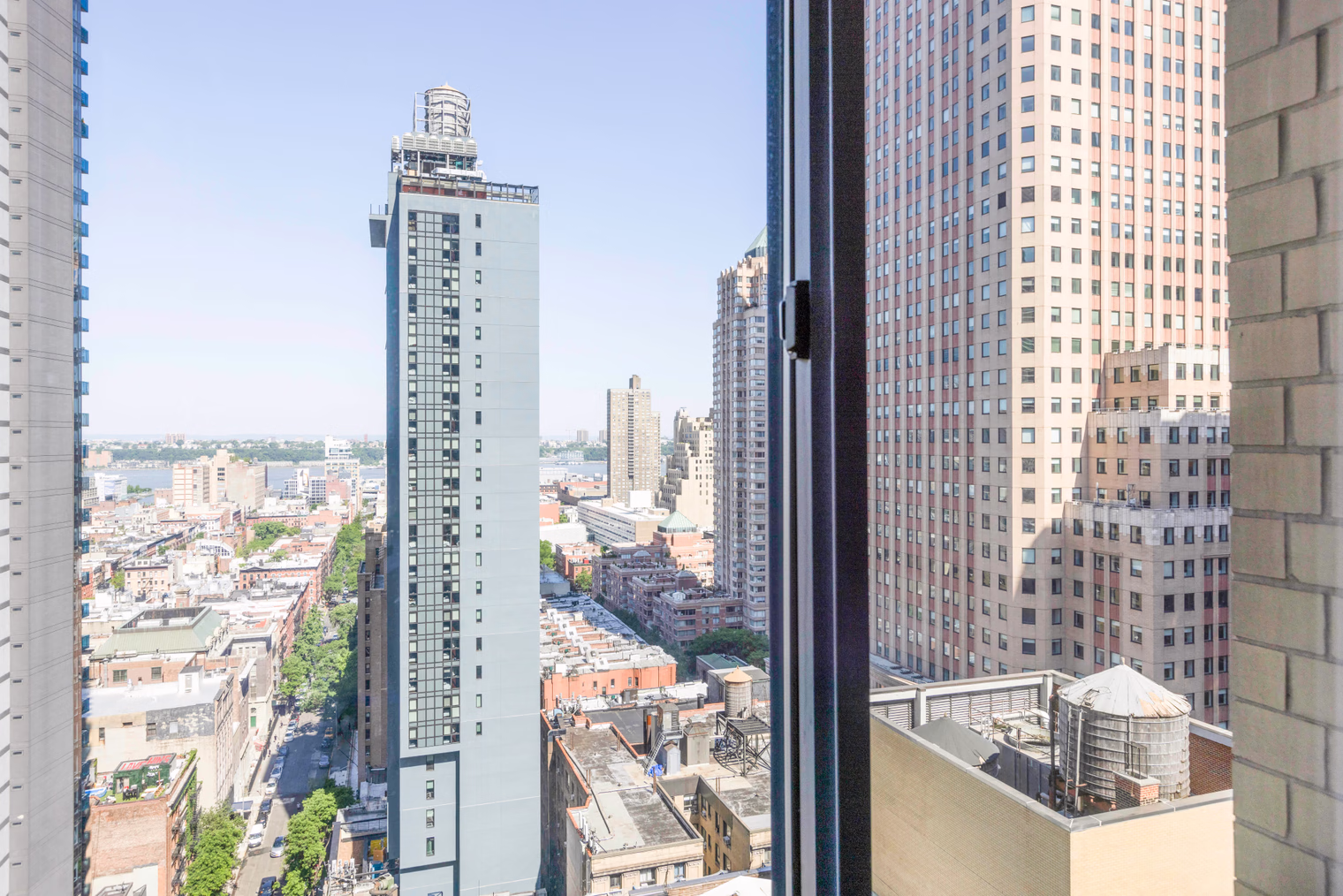 The Ritz Plaza, 235 W 48th St detail view 4