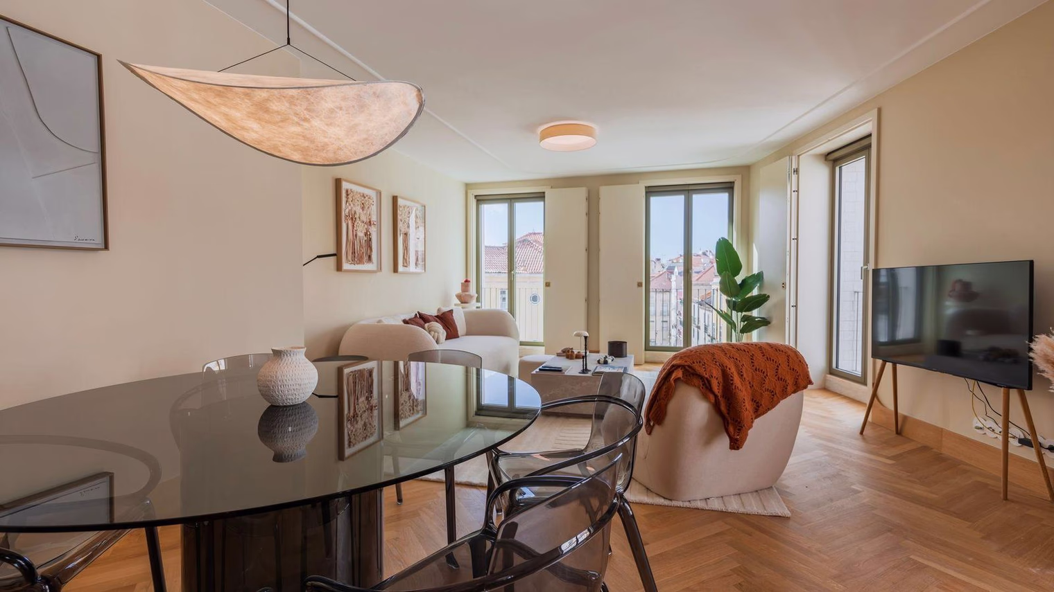 Three Bedroom Two Bathroom Apartment - image 5