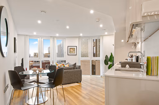 Aldgate Apartment - image 1